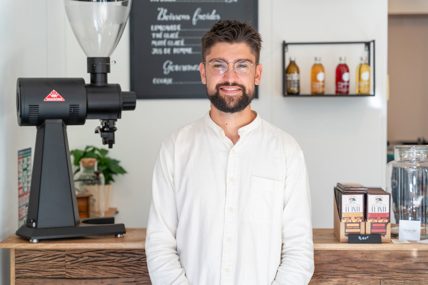 Gallien, artisan torréfacteur de La Tisserie : atelier boutique situé rue d'Endoume, à Marseille