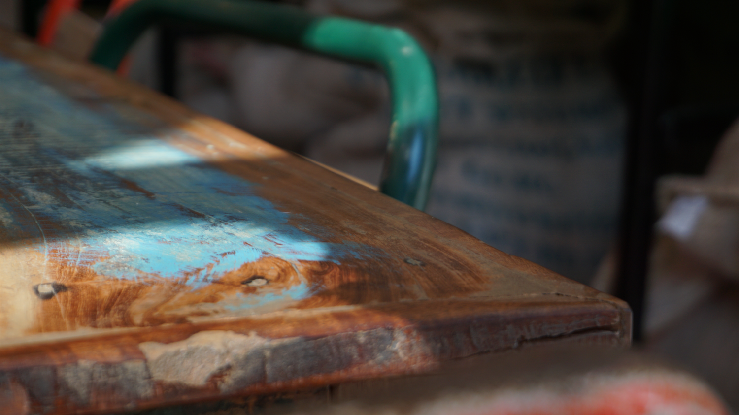 Table au milieu de La Tisserie : une torréfaction artisanale de cafés de spécialité rue d'Endoume, à Marseille